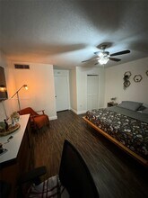 7208 Fairway Dr in Miami Lakes, FL - Foto de edificio - Building Photo