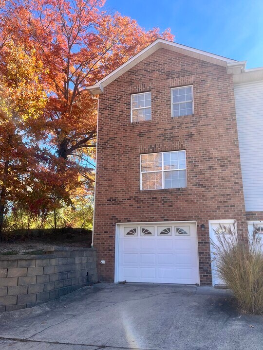 8 Thistlewood Ln in Huntington, WV - Building Photo