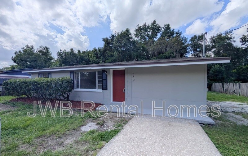 5742 Newberg Ln in Jacksonville, FL - Building Photo