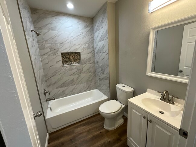4124 Sayers St, Unit 2 in Houston, TX - Foto de edificio - Building Photo