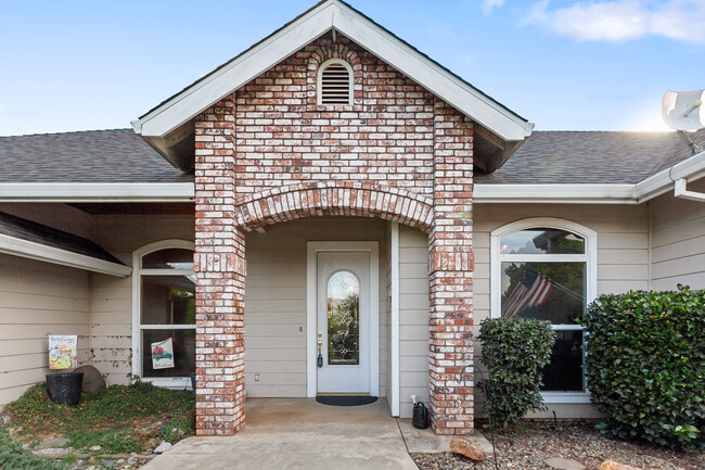 13026 Spring Lake St in Redding, CA - Foto de edificio - Building Photo