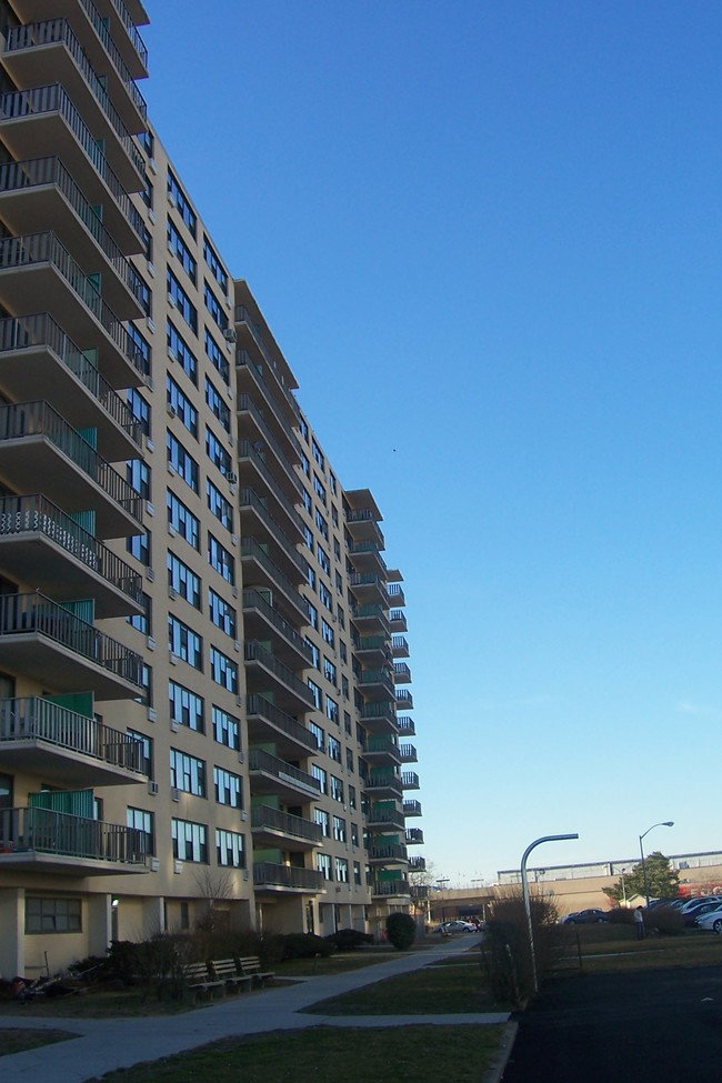 106-20 Shore Front Pky in Far Rockaway, NY - Foto de edificio - Building Photo