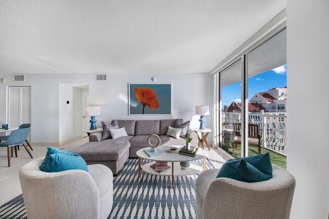 1 SE 12th St in Miami, FL - Building Photo - Building Photo