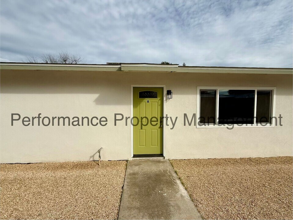 3401 Squire Ln in Bakersfield, CA - Building Photo