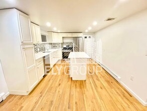 96 Amherst Ave in Waltham, MA - Foto de edificio - Building Photo