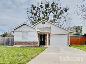 4601 Greenwood Dr in Rosenberg, TX - Building Photo