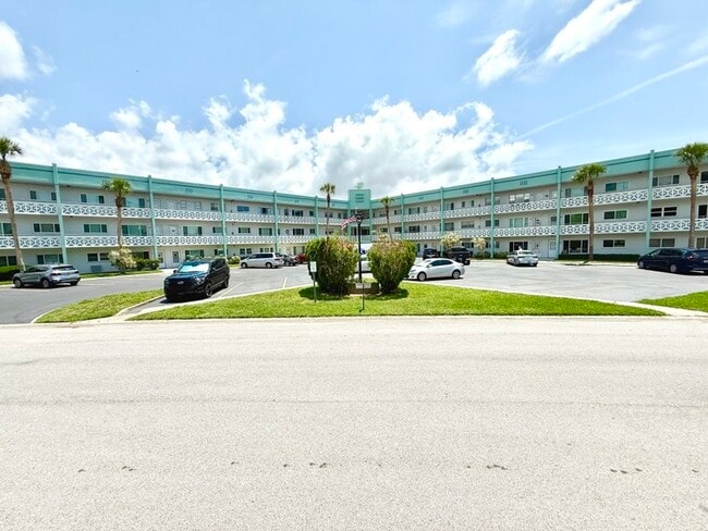 2455 Finlandia Ln in Clearwater, FL - Building Photo - Building Photo