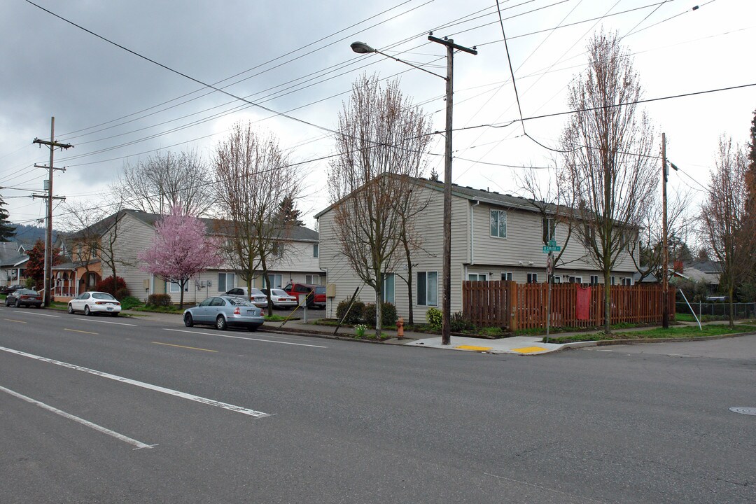 Saint Louis Apartments in Portland, OR - Building Photo