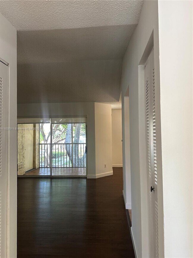 906 Coral Club Dr in Coral Springs, FL - Building Photo - Building Photo