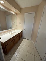 4027 Summit Valley Dr in Houston, TX - Building Photo