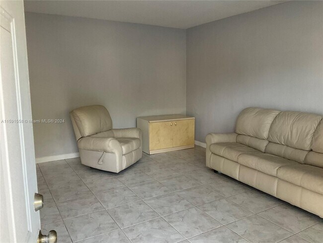 1999 NE 168th St, Unit 3 in North Miami Beach, FL - Building Photo - Building Photo