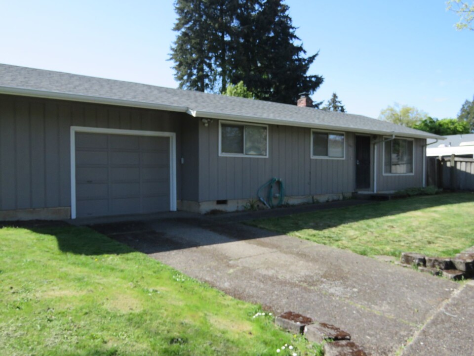 1010 Satre St in Eugene, OR - Building Photo