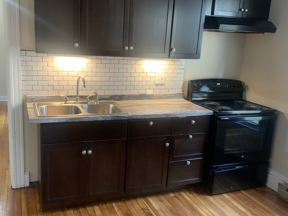 186 6th Ave, Unit Apt 2 in Troy, NY - Building Photo