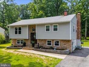 1215 Holmewood Dr in Pasadena, MD - Building Photo - Building Photo