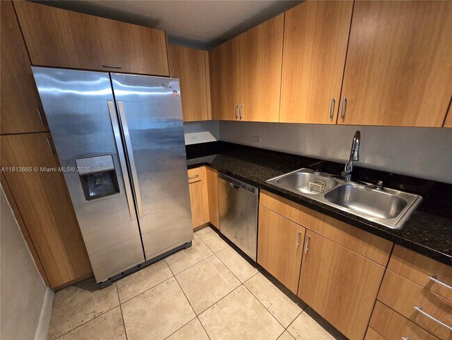 7501 E Treasure Dr, Unit 1A in North Bay Village, FL - Building Photo - Building Photo