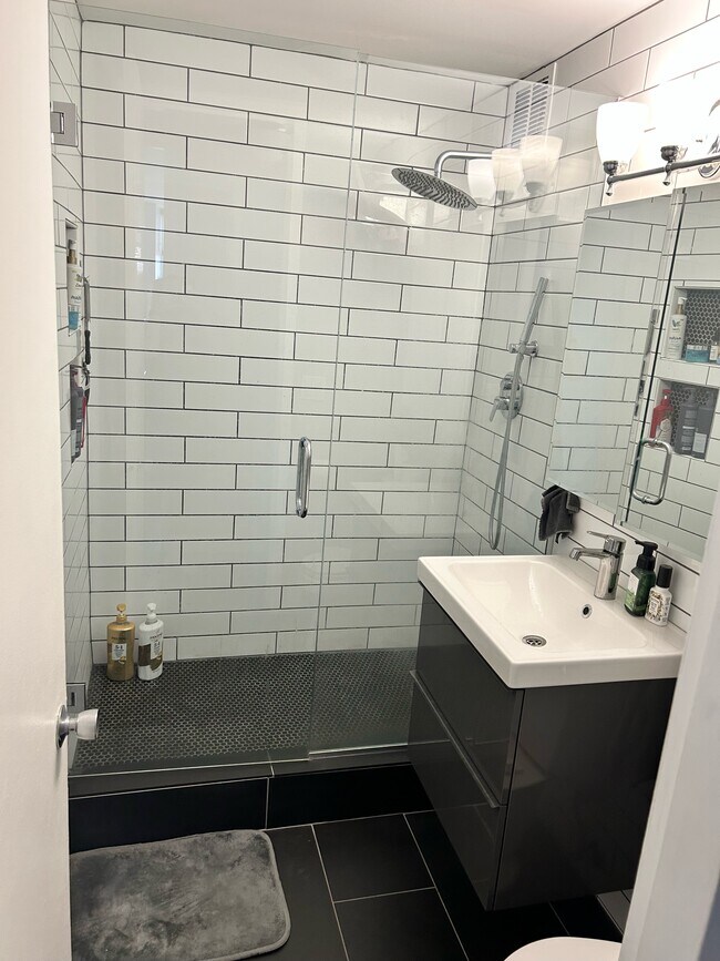 655 W Irving Park Rd, Unit 914 in Chicago, IL - Building Photo - Building Photo