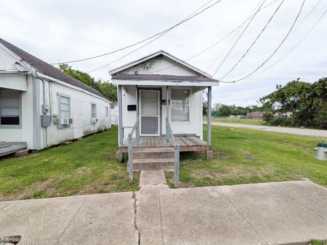 property at 810 Peach Ave