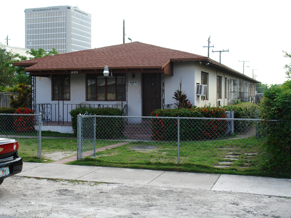 885 SW 29th Ave in Miami, FL - Foto de edificio