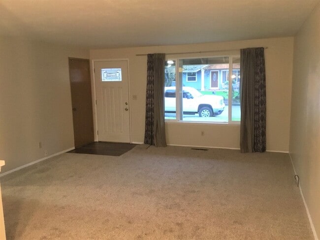 585 NE 19th St in Gresham, OR - Building Photo - Building Photo