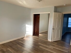 134 Monroe St, Unit 3 fl in New Britain, CT - Building Photo - Building Photo