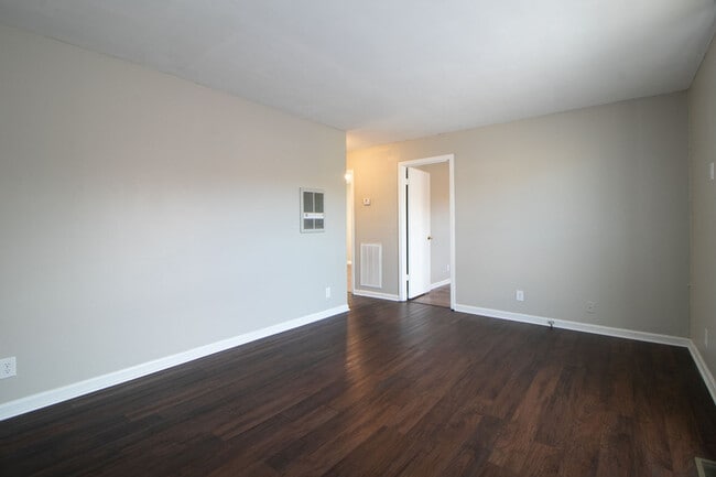 1436 McCan Dr in Clarksville, TN - Foto de edificio - Building Photo