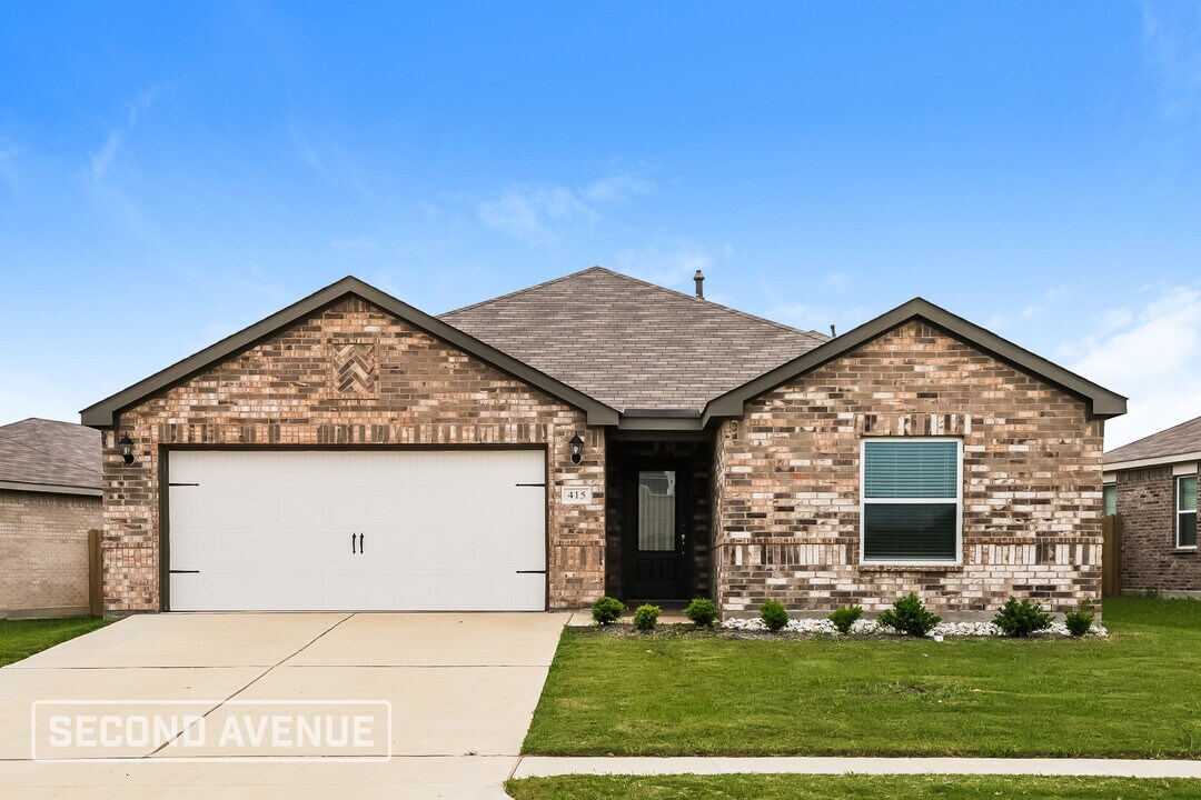 415 Condie Russell Ave in Venus, TX - Building Photo