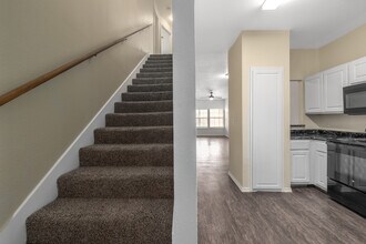 Hunters Glen- Income Restricted in San Antonio, TX - Foto de edificio - Interior Photo