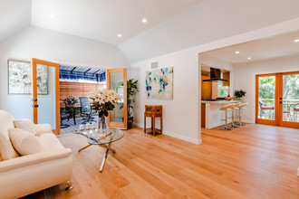 4050 Davana Rd in Sherman Oaks, CA - Building Photo - Interior Photo