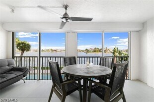 9486 Gulf Shore Dr in Naples, FL - Building Photo