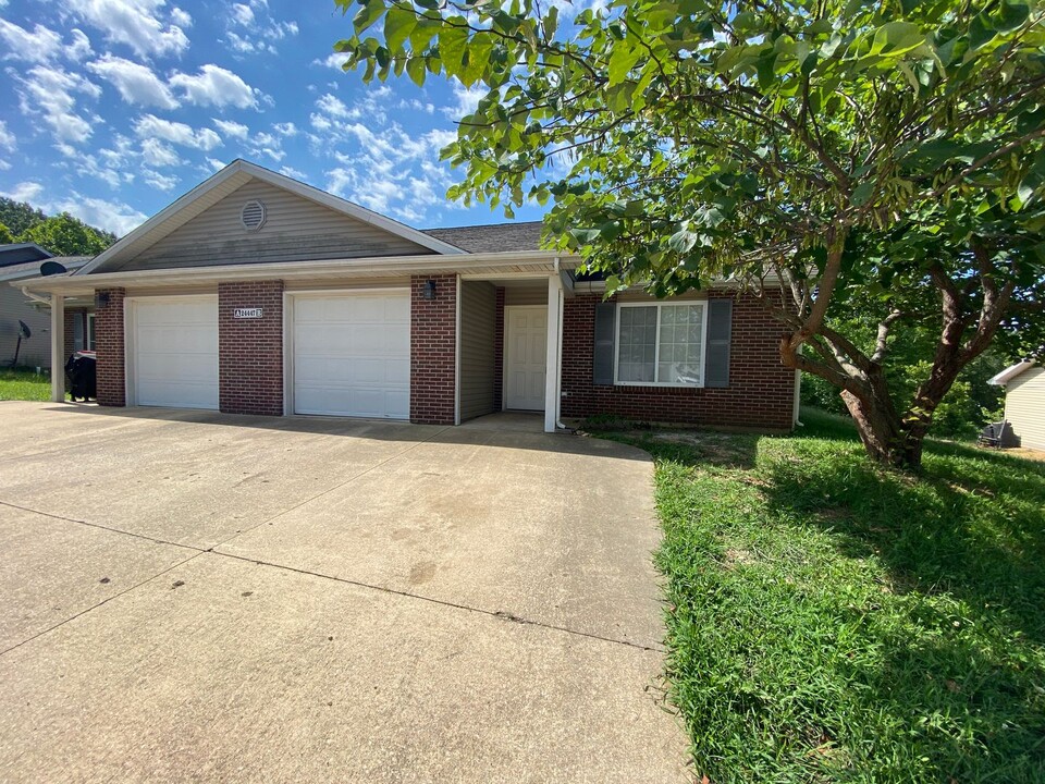 24447B Tupelo Ln in St. Robert, MO - Building Photo