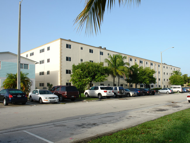 Harvard House Apartments in Miami, FL - Building Photo - Building Photo