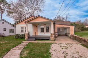 1306 22nd St in Huntsville, TX - Building Photo