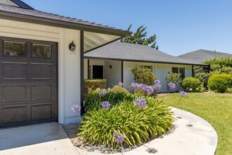 1304 San Julian Dr in San Marcos, CA - Foto de edificio - Building Photo