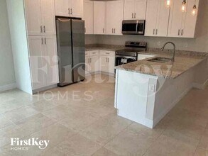 1729 NW 11th Pl in Cape Coral, FL - Foto de edificio - Building Photo