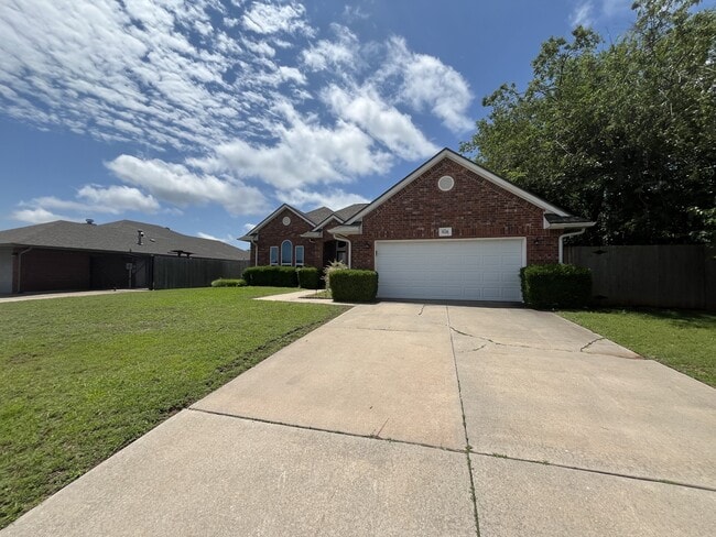 826 Woodward Ave in Moore, OK - Building Photo - Building Photo