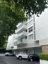 10000 W Bay Harbor Dr in Bay Harbor Islands, FL - Building Photo - Building Photo