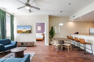 925 Common St in New Orleans, LA - Foto de edificio - Building Photo