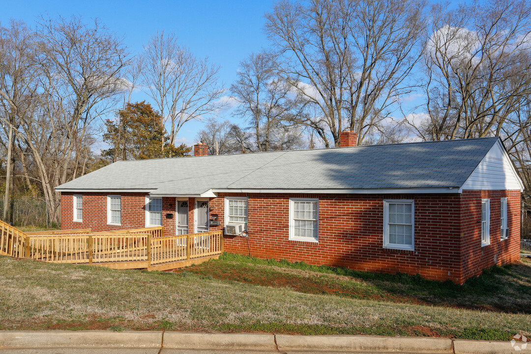 Stonewall Jackson Apartments in Charlotte, NC - Building Photo