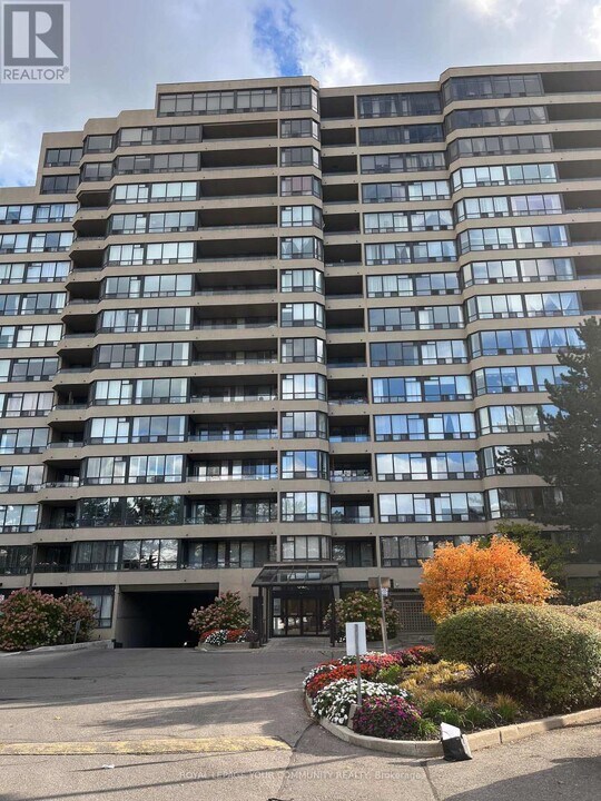 32 Clarissa Dr in Richmond Hill, ON - Building Photo