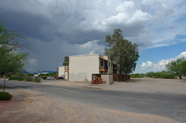 Rodeo View Apartments in Tucson, AZ - Foto de edificio - Building Photo