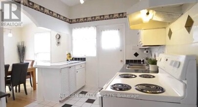 11 Lawrence Crescent in Brampton, ON - Building Photo - Building Photo