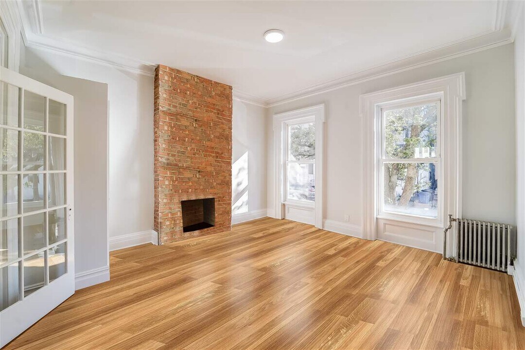 266 3rd St in Jersey City, NJ - Building Photo