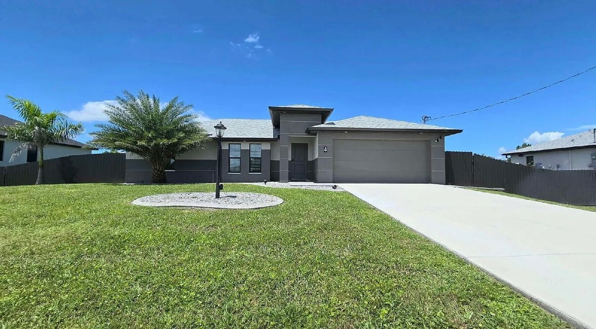 4020 NW 41st Pl in Cape Coral, FL - Building Photo
