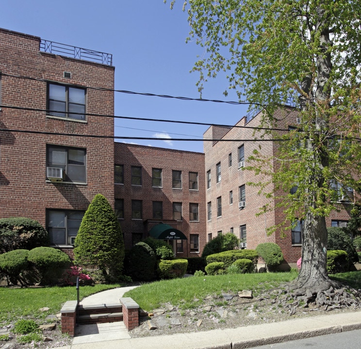 Cambridge House Tenants Corporation in Great Neck, NY - Building Photo