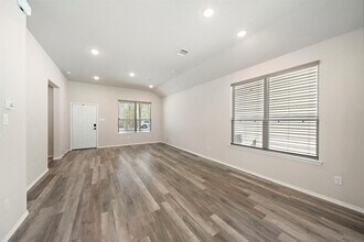 5899 Skylane Dr in Montgomery, TX - Foto de edificio - Building Photo