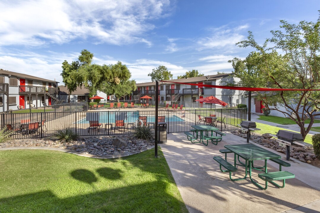 2025 West Apartment Homes in Phoenix, AZ - Building Photo