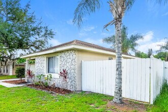 426 Iowa Woods Cir E in Orlando, FL - Foto de edificio - Building Photo