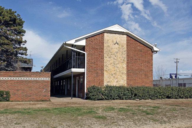 Bishop's Court Apartments in Oklahoma City, OK - Building Photo - Building Photo