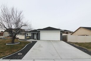 6101 Turf Paradise Dr in Pasco, WA - Building Photo