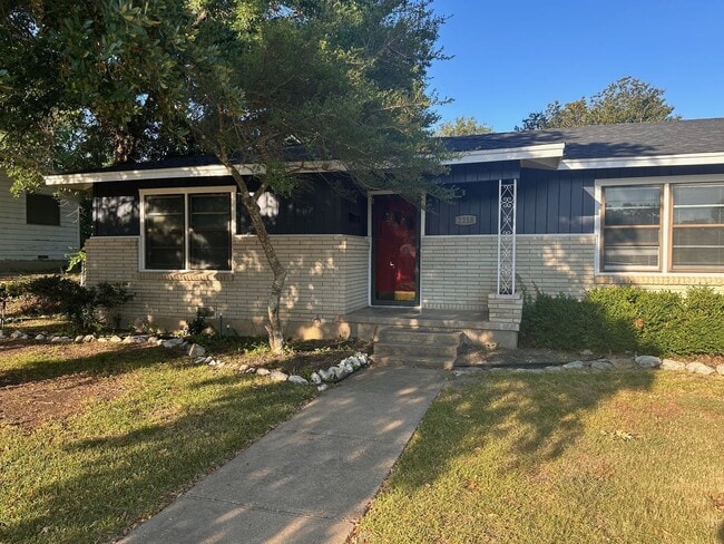 2218 Rosewood Dr in Waco, TX - Building Photo - Building Photo